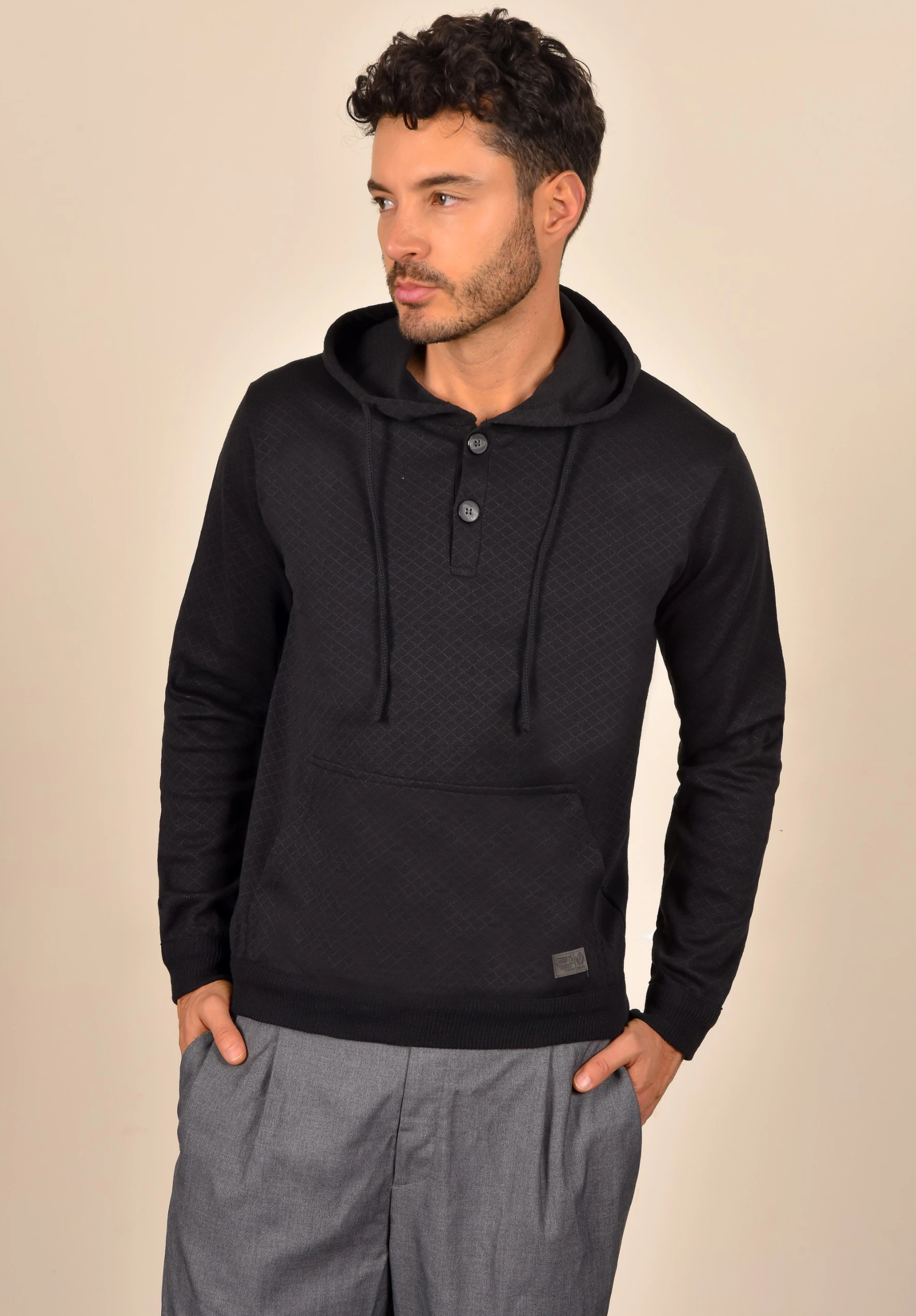totas-buzo-capota-golden-hombre-negro